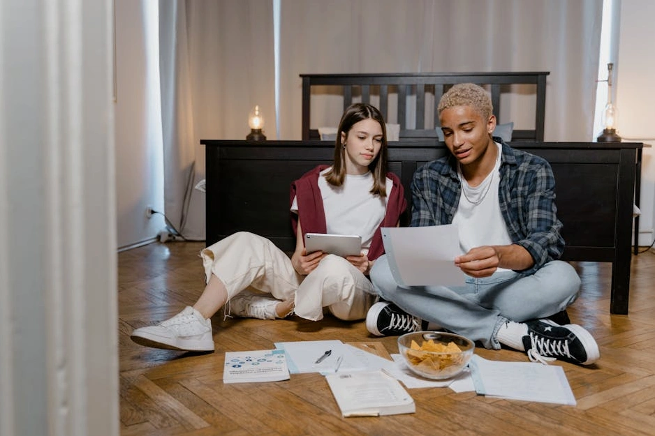 Studente sorridente con tablet su sfondo viola